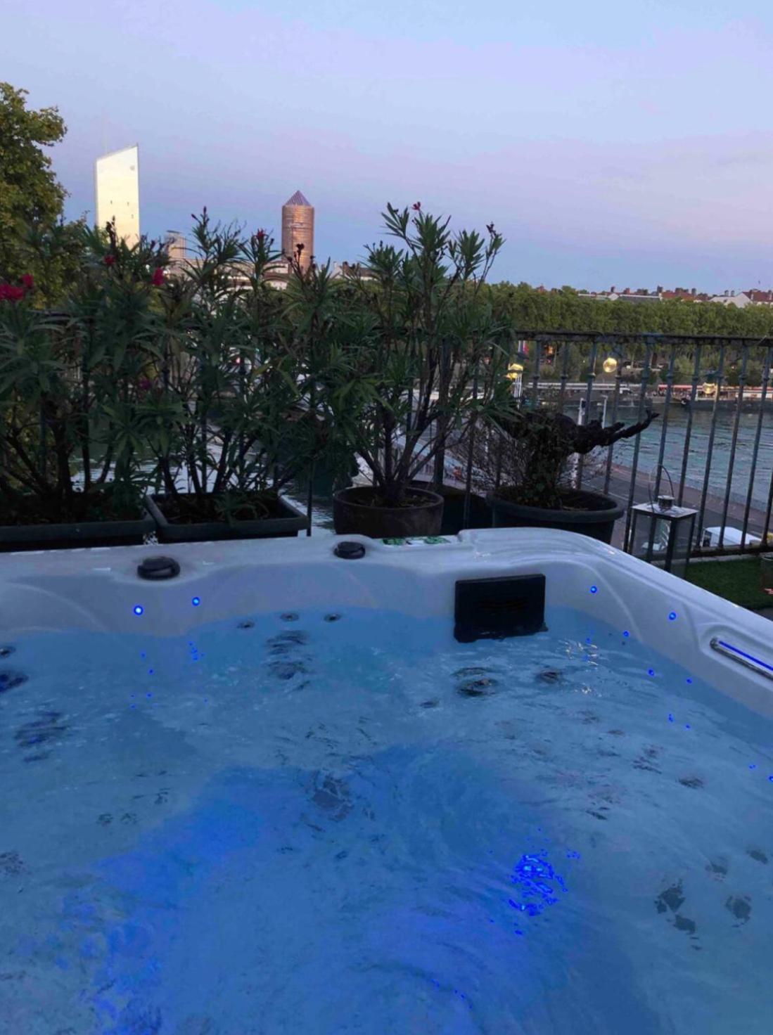 Coeur De Lyon Avec Terrasse Et Jacuzzi Apartment Exterior photo